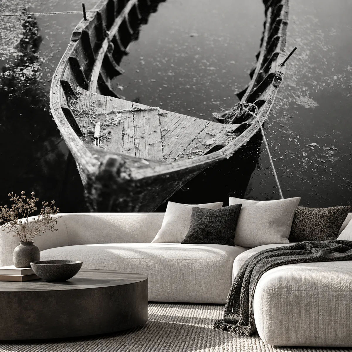 Barque ancienne dans l’eau en noir et blanc