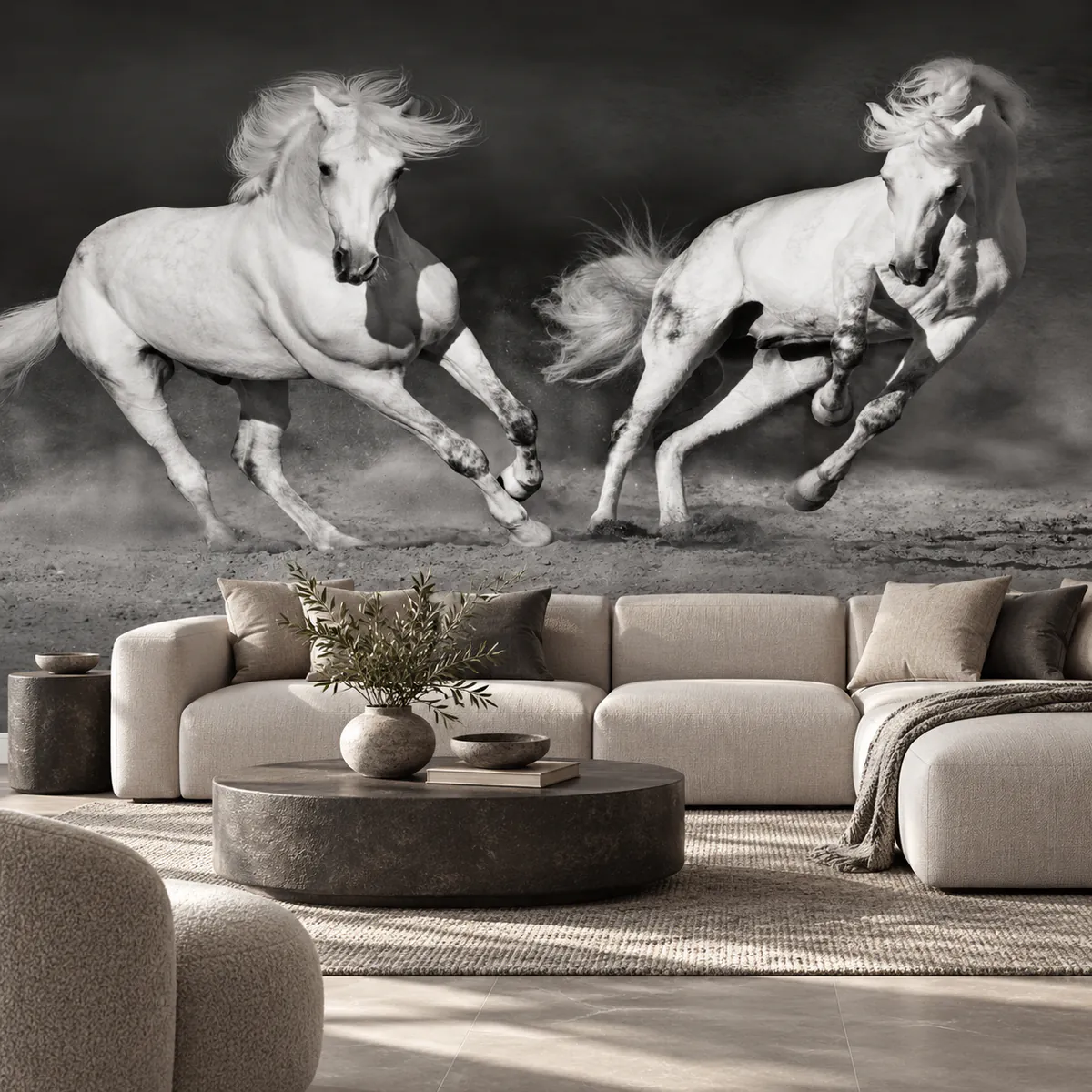 Murale de deux chevaux blancs au galop sur fond noir dans un salon